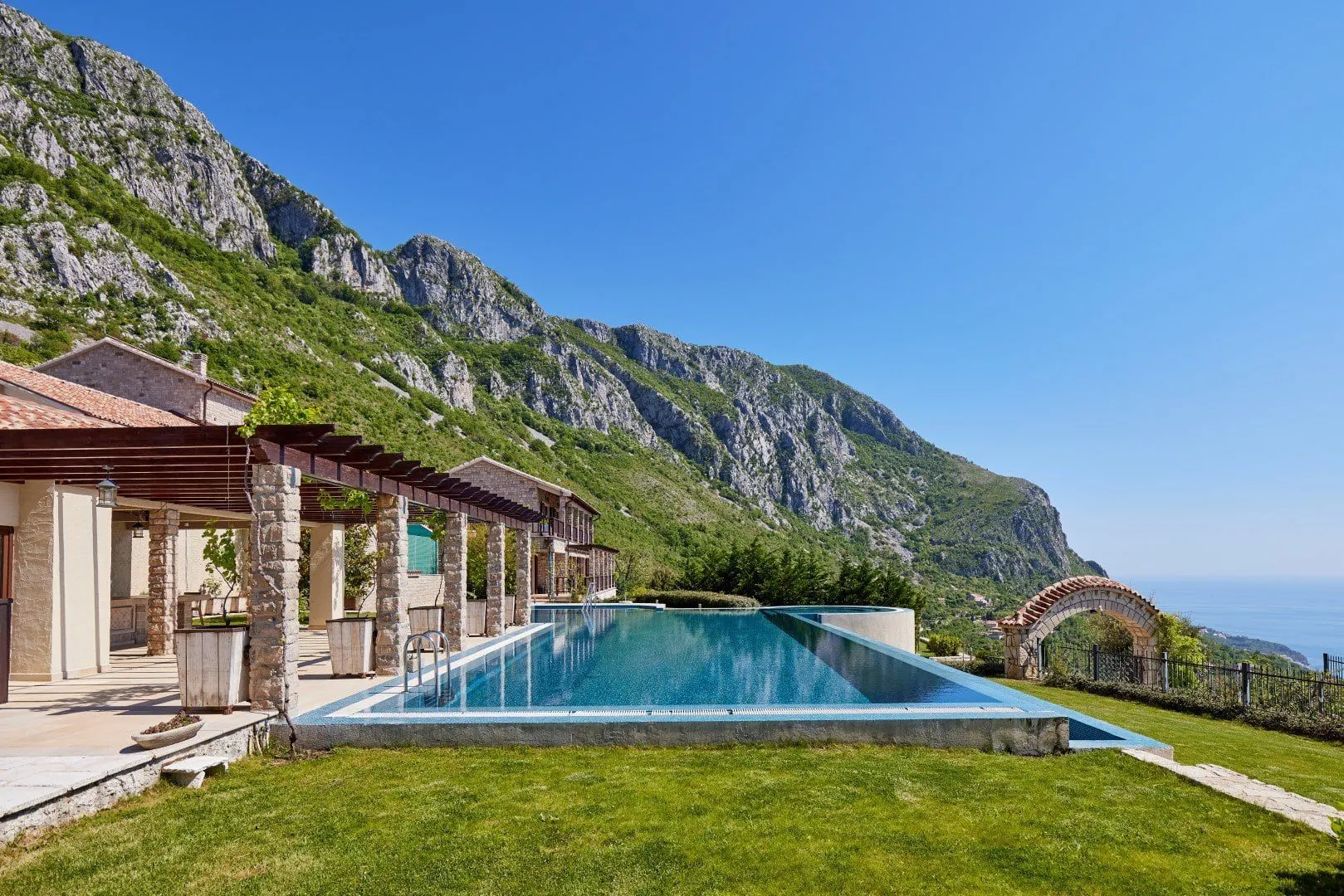 Sale, house, 2191m², Blizikuće, Budva