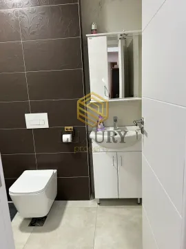 Manje kupatilo sa WC šoljom i umivaonikom sa ormarićem. - image 5