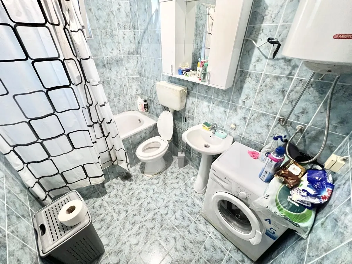 Kupatilo opremljeno sanitarijama, kadom i veš mašinom.