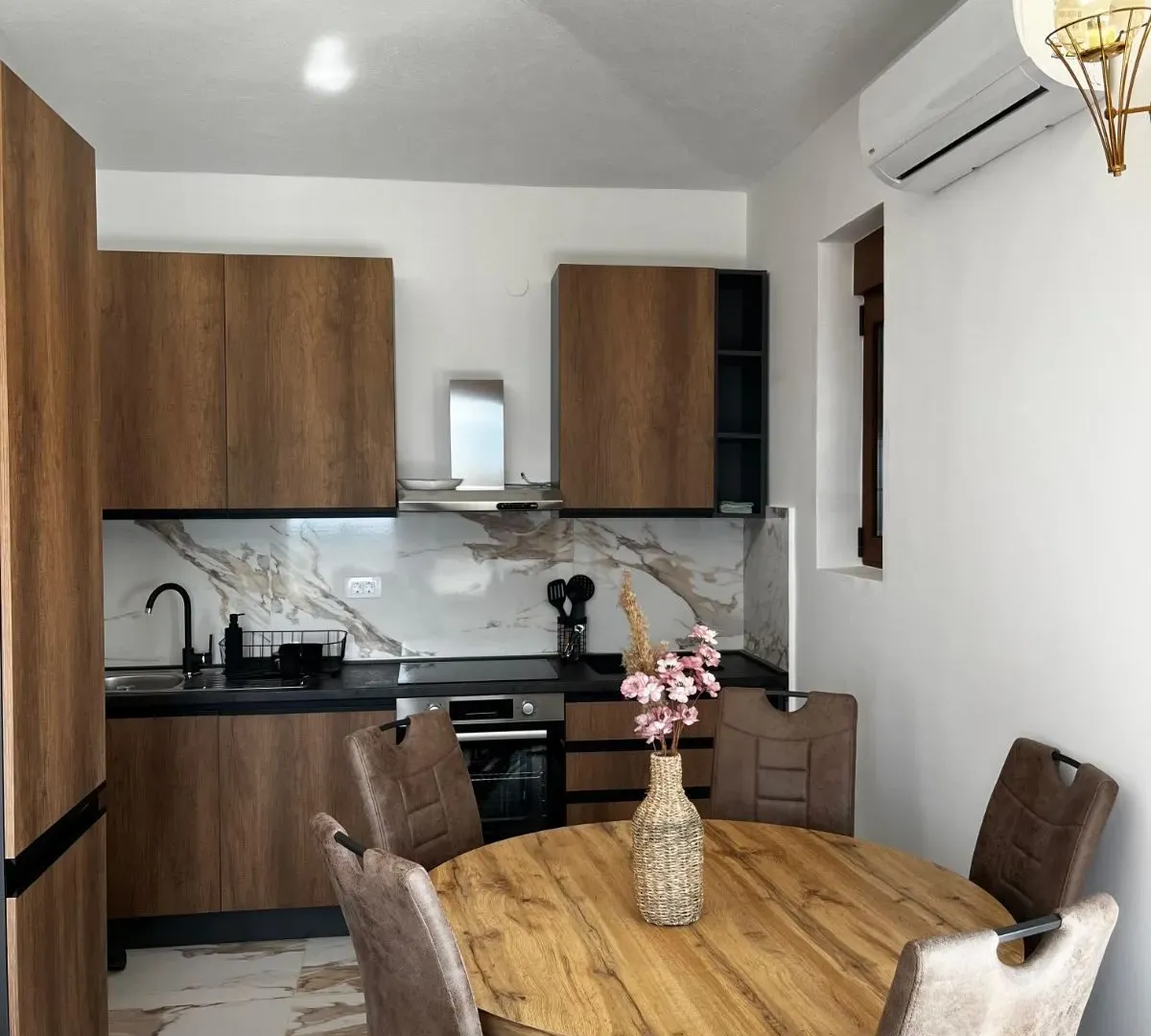 Izdavanje, kuća, 63m², Krimovica, Kotor