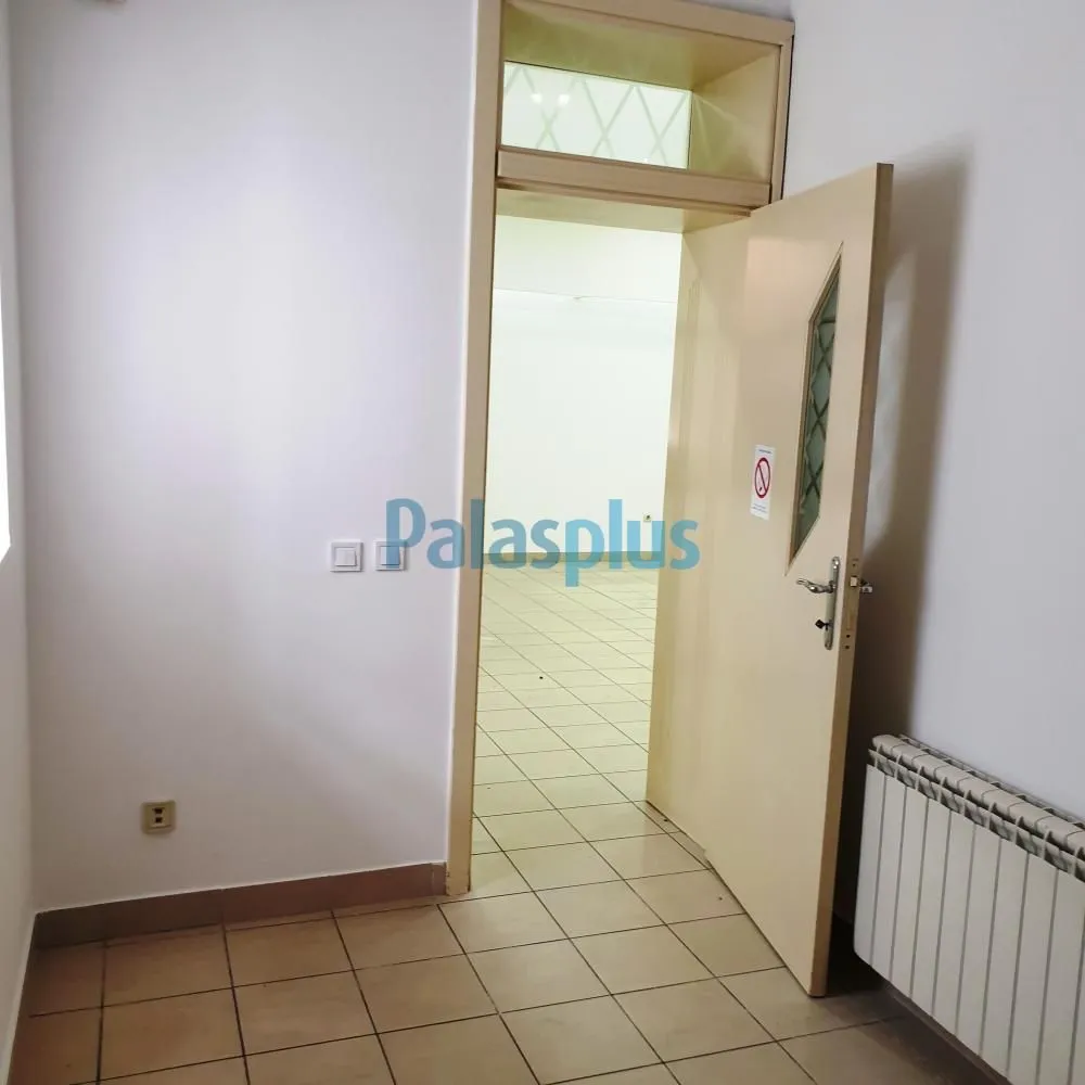 Izdavanje, poslovni prostor, 54m², Zemun Centar, Zemun Sve Podlokacije