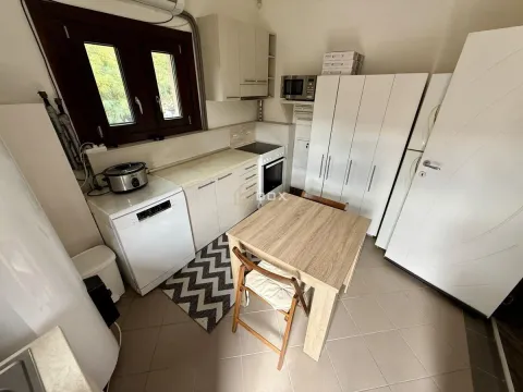 Manja opremljena kuhinja sa trpezarijskim stolom i stolicom. - image 14