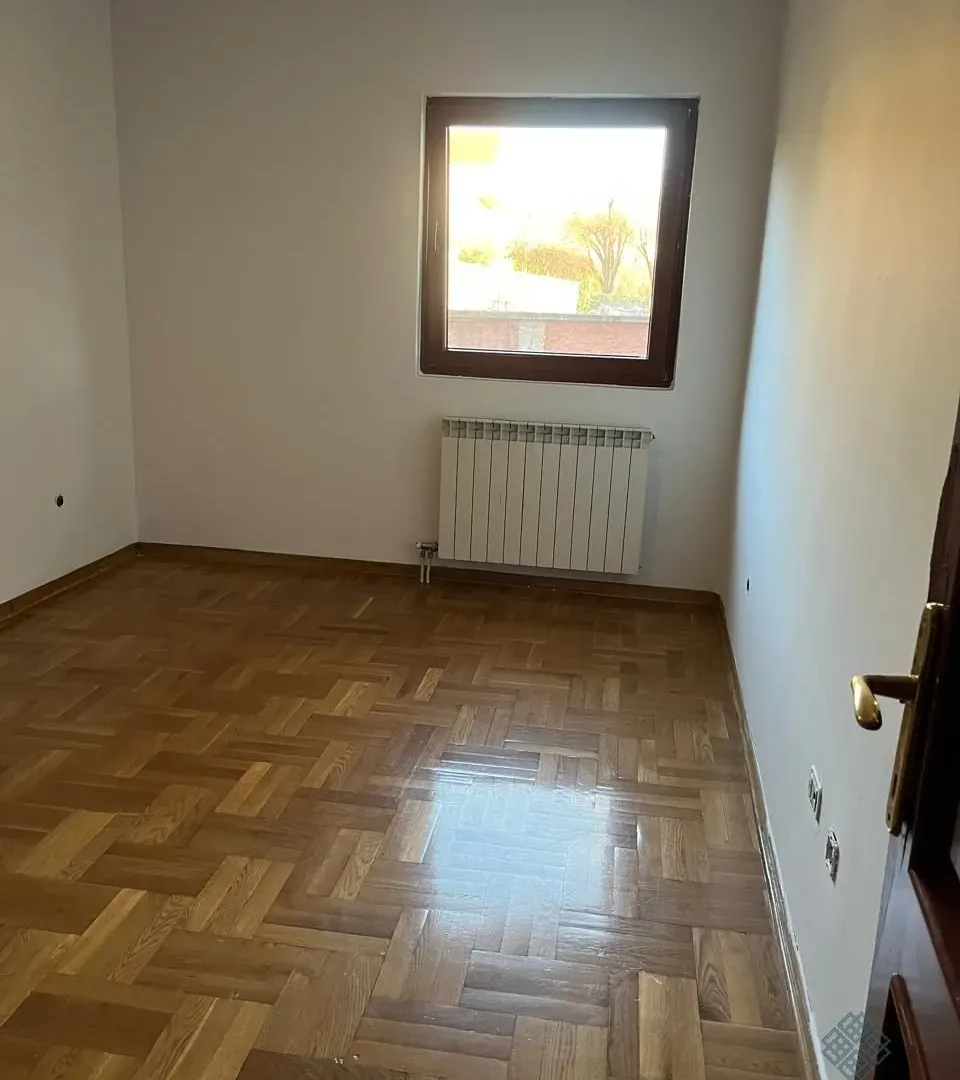 Izdavanje, trosoban stan, 120m², Ibričevina, Podgorica