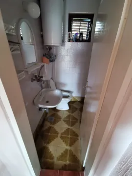 Manje kupatilo sa umivaonikom, WC šoljom i bojlerom. - image 5