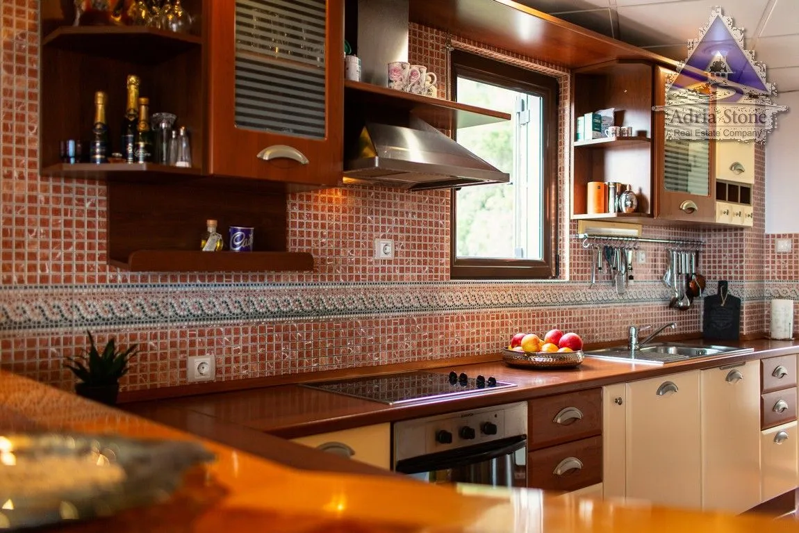 Izdavanje, trosoban stan, 156m², Dubovica, Budva
