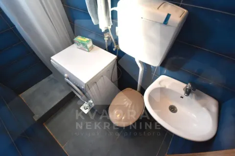 Bathroom equipped with sanitary fixtures and a washing machine. - image 9