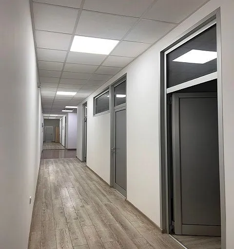 Izdavanje, poslovni prostor, 350m², Zemun Sve Podlokacije, Beograd