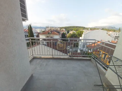 Izdavanje, dvosoban stan, 90m², Centar, Podgorica - image 10