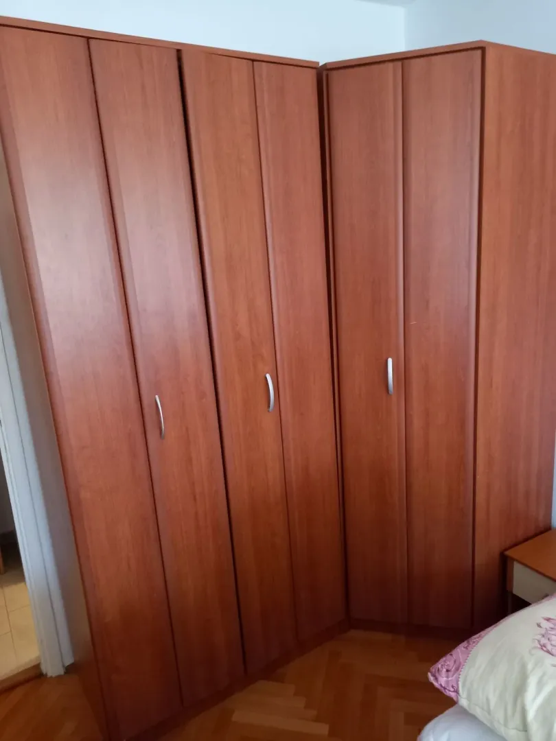 Drveni ormar u uglu spavaće sobe.
