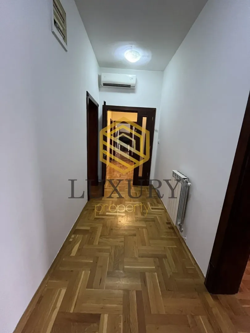 Rent, four bedroom apartment, 150m², Stari Aerodrom, Podgorica