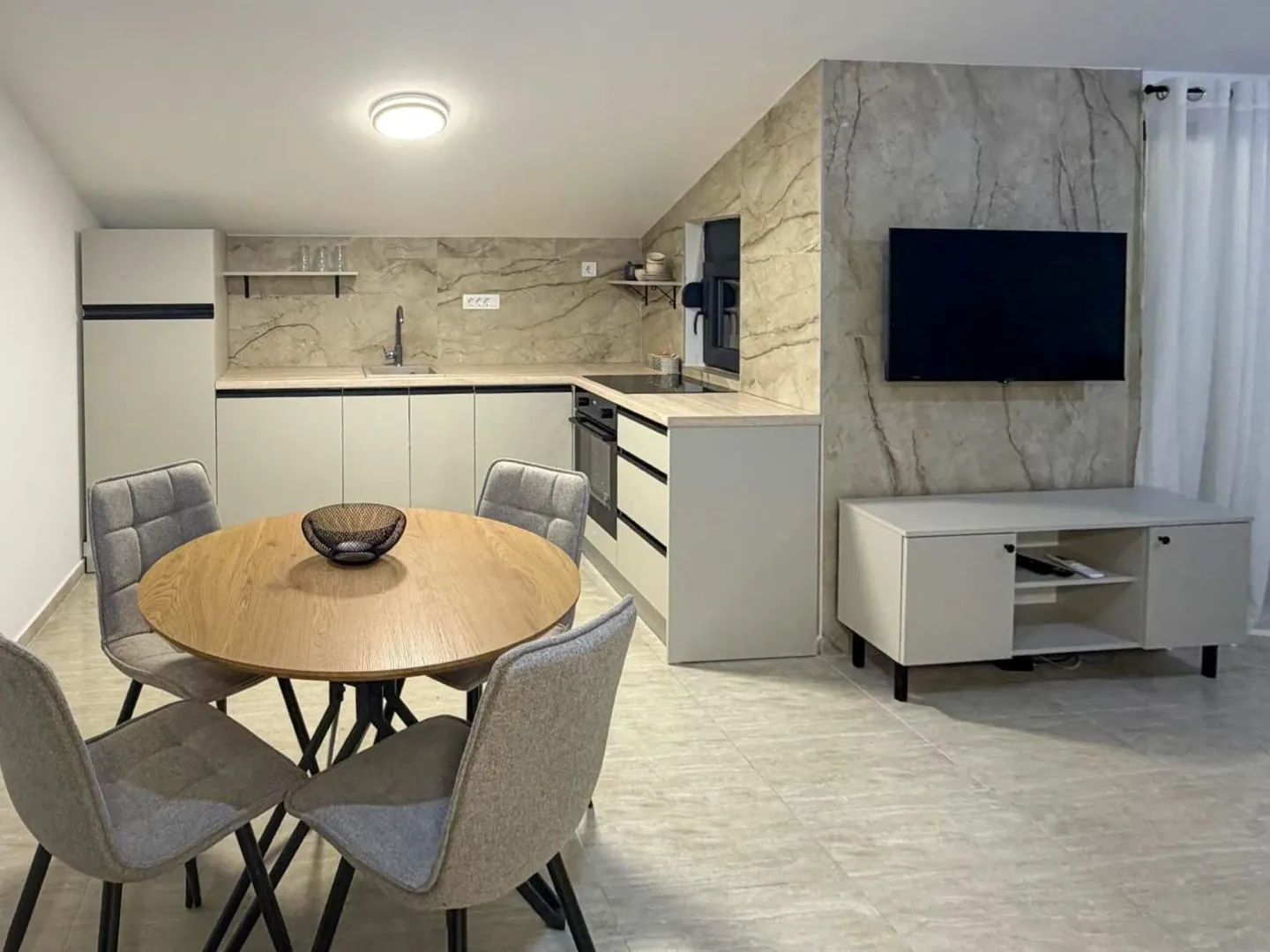 Izdavanje, dvosoban stan, 67m², Zelenika, Herceg Novi