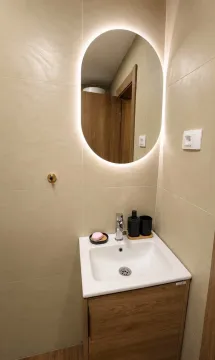Moderne kupatilo sa umivaonikom, ormarićem i osvijetljenim ogledalom. - image 8