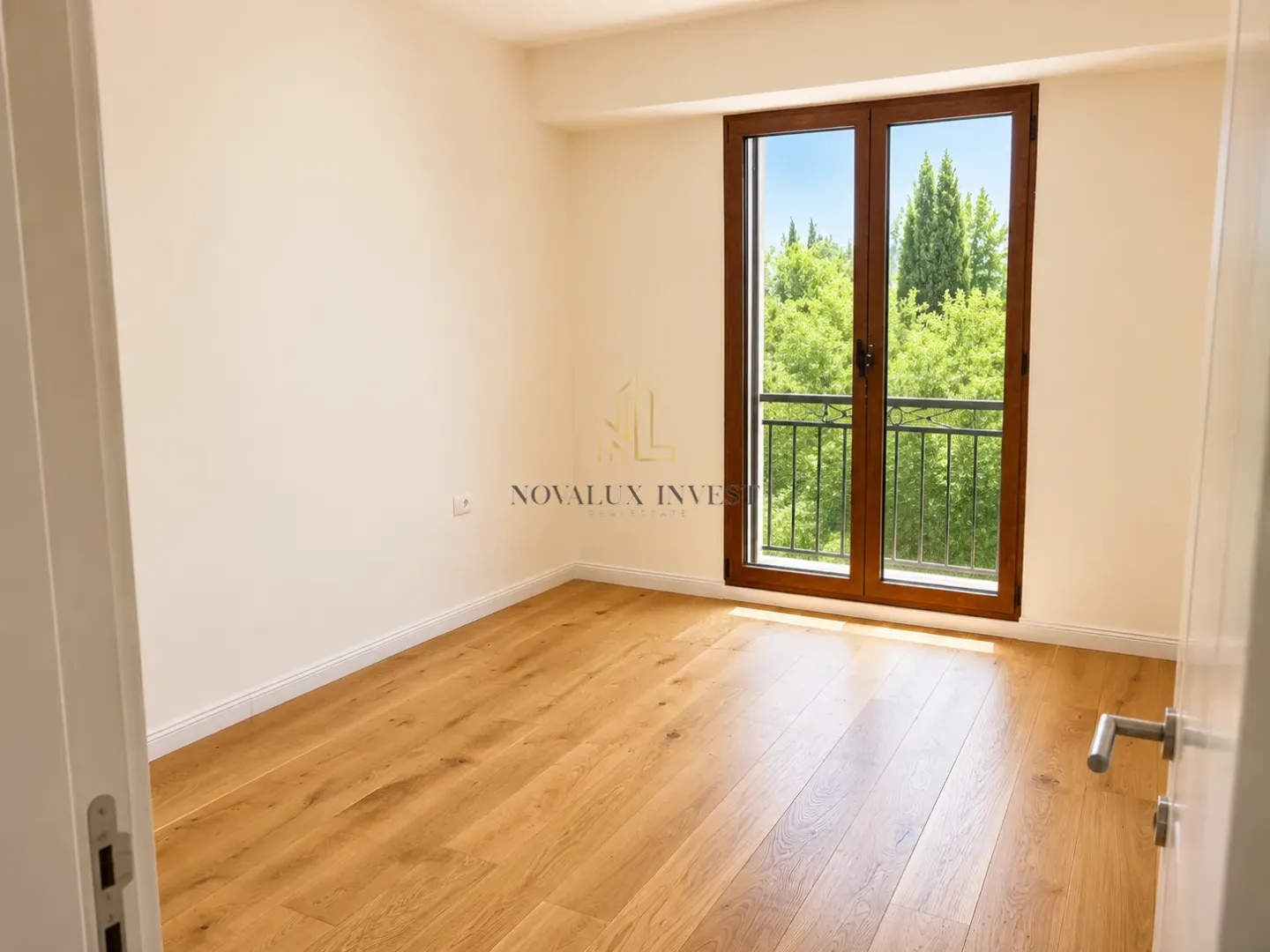 Izdavanje, trosoban stan, 100m², Centar, Podgorica