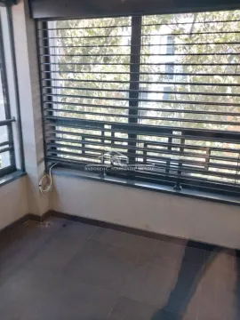 Zastakljena terasa sa roletnama na prozorima i popločanim podom. - image 13