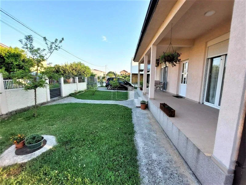 Rent, house, 120m², Tološi, Podgorica