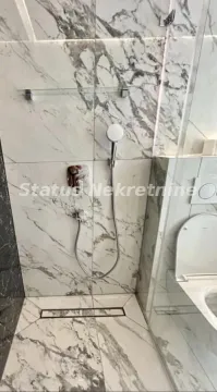 Moderno kupatilo sa mermernim pločicama i tuš kabinom. - image 12