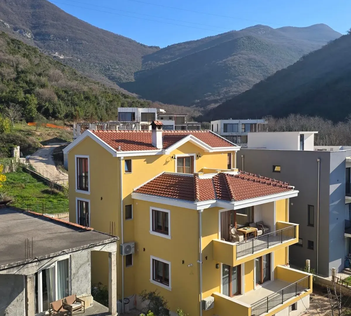 Izdavanje, jednosoban stan, 50m², Tivat, Crna Gora