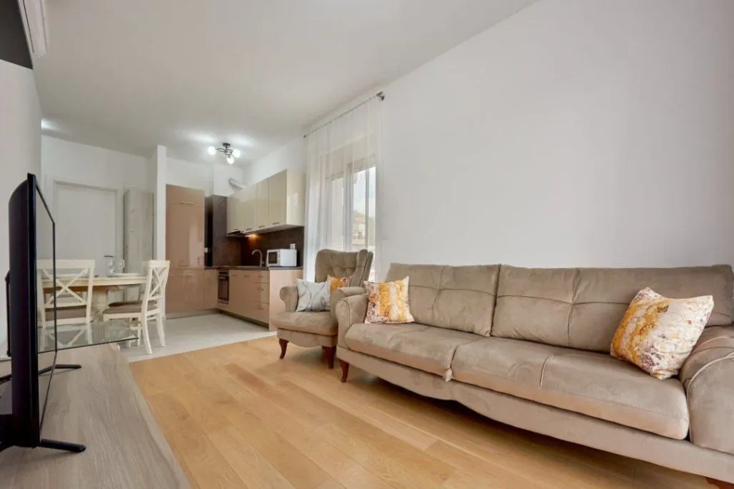 Izdavanje, jednosoban stan, 47m², Budva, Crna Gora