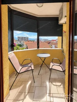 Natkriveni balkon sa garniturom za sjedenje i pogledom na grad. - image 11