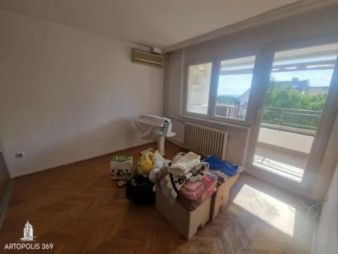 Prazna soba sa parketom i izlazom na terasu. - image 8