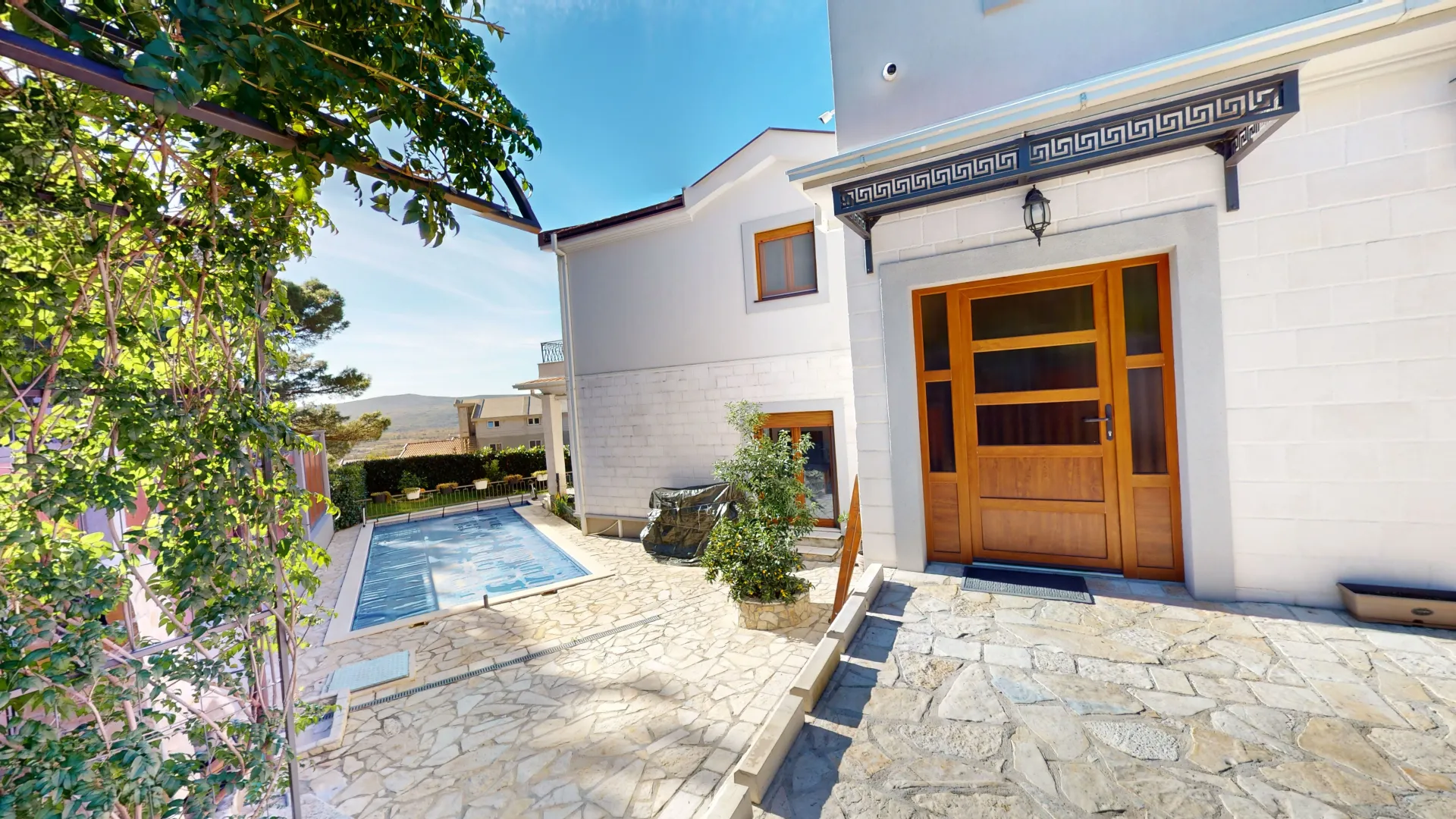 Izdavanje, kuća, 212m², Kavač, Kotor