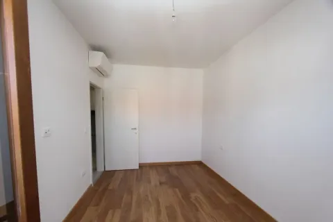 Prazna soba sa svijetlim zidovima i drvenim podom. - image 6