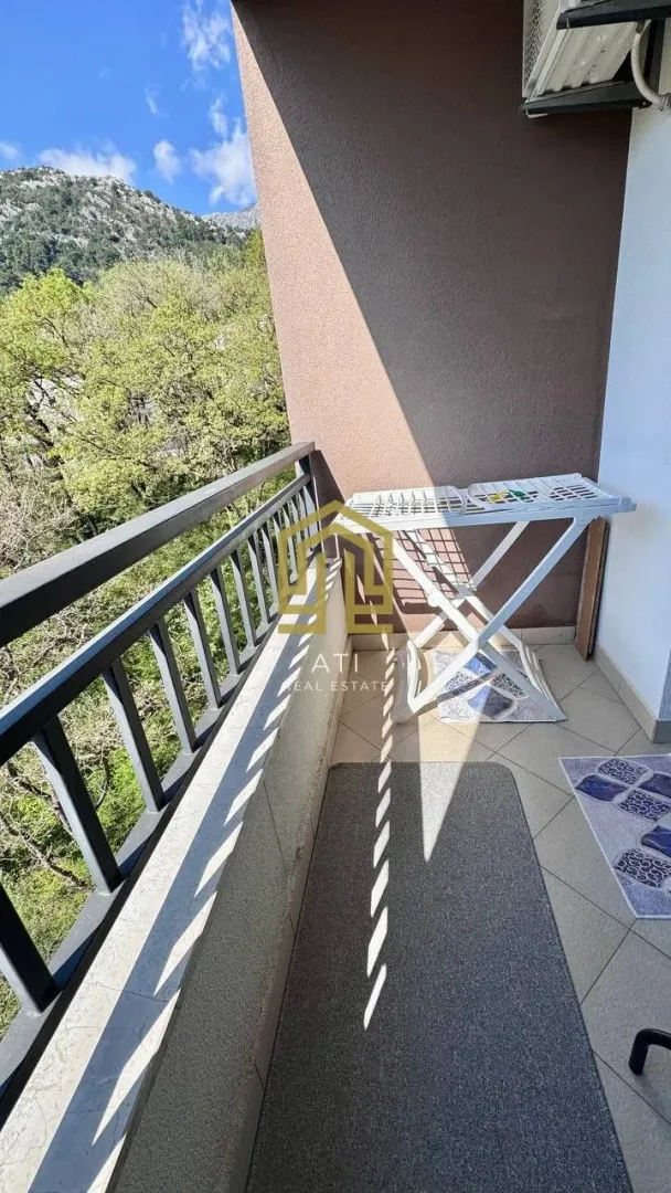 Terasa sa ogradom i pogledom na zelenilo.