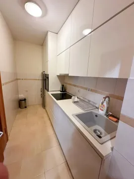Manja bijela kuhinja sa sudoperom i ugradnim elementima. - image 11