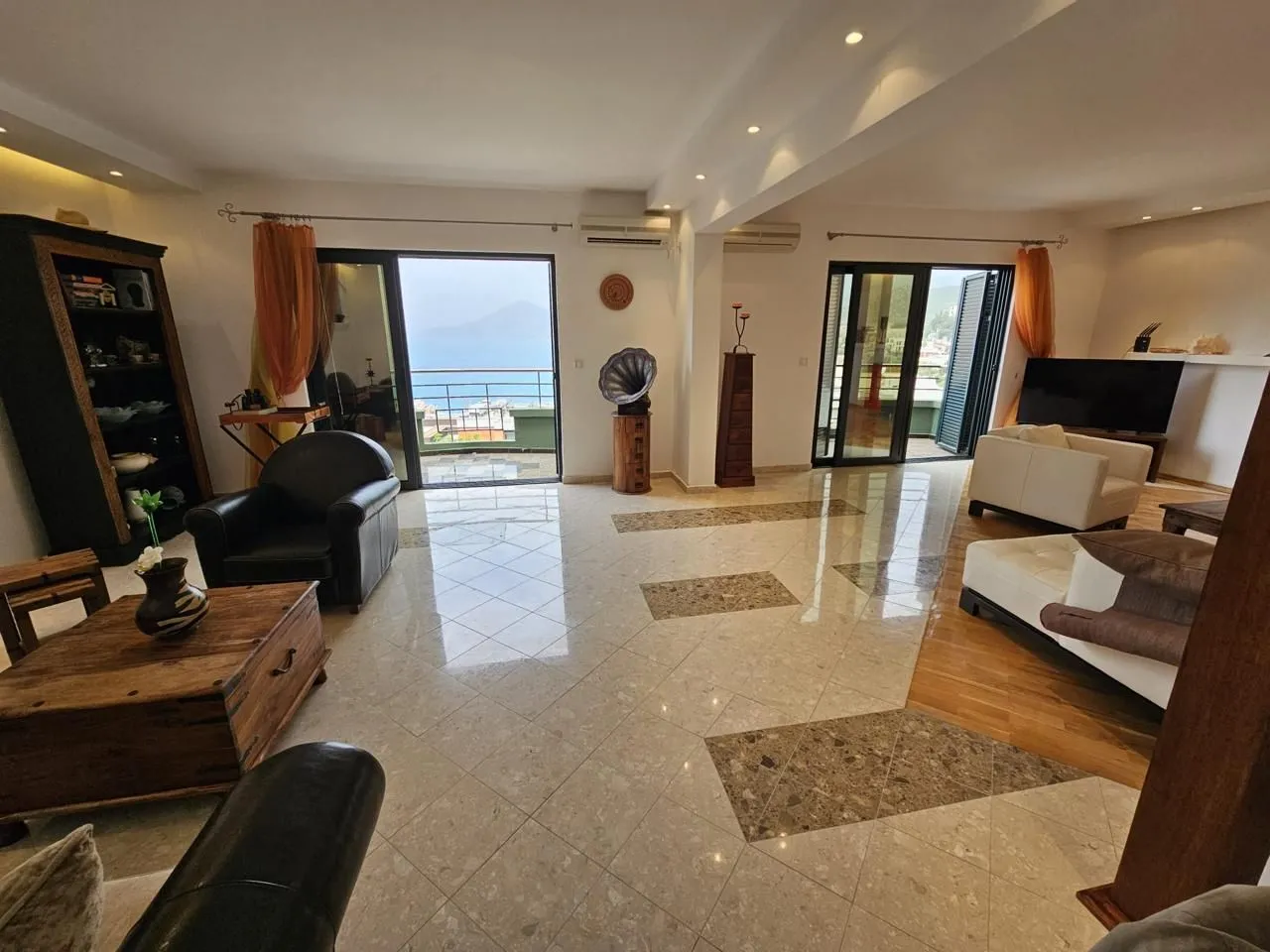Izdavanje, stan, 149m², Pržno, Budva