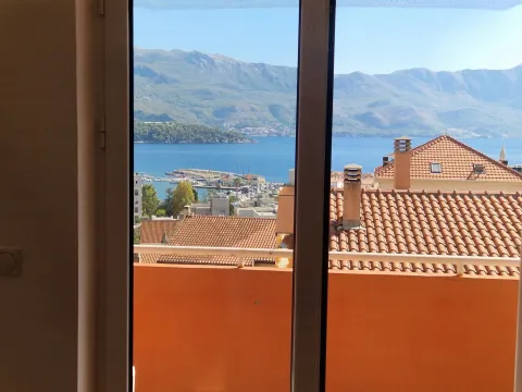 Pogled na more i grad iz prozora stana. - image 11