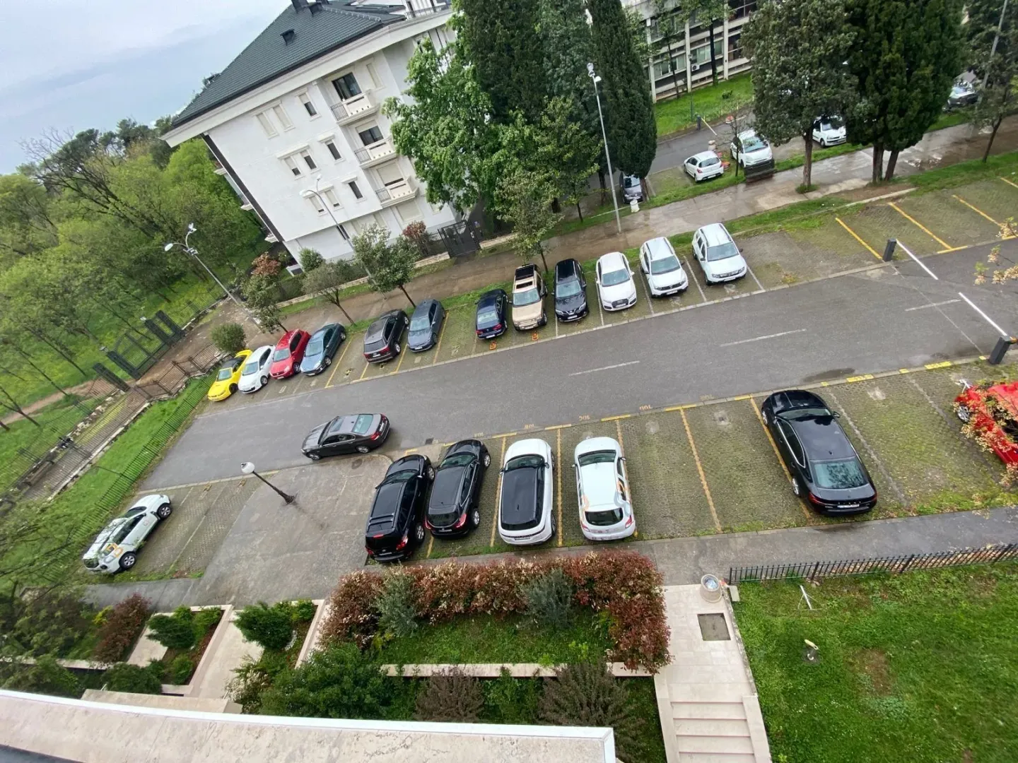 Pogled sa terase na parking i okolinu.