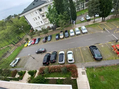 Pogled sa terase na parking i okolinu. - image 40