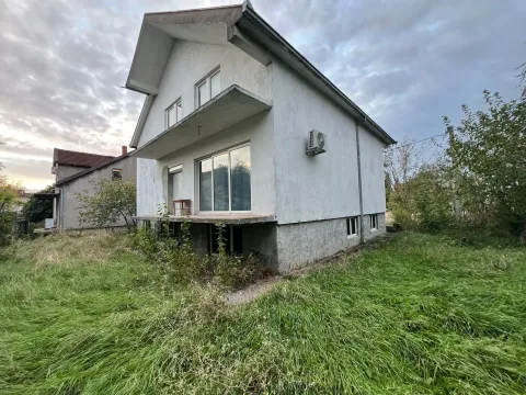 Dvospratna kuća sa prostranim travnatim dvorištem. - image 2