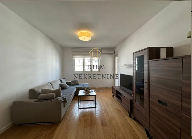 Izdavanje, jednosoban stan, 49m², Central Point, Podgorica