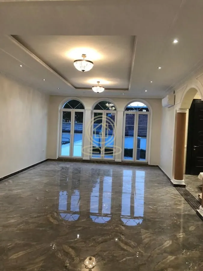 Izdavanje, kuća, 500m², Čukarica, Beograd