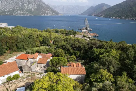 Pogled iz vazduha na kamene kuće sa pogledom na more i planine. - image 7
