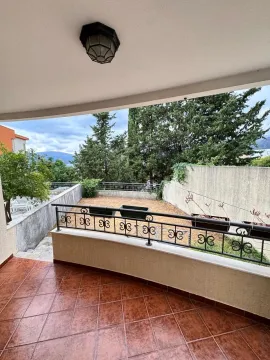 Pogled sa terase na dvorište i okolno zelenilo. - image 6