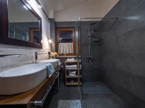 Rent, house, 200m², Zagora, Kotor - image 24