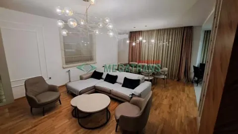 Prostrani dnevni boravak sa garniturom, foteljama i trpezarijskim delom. - image 2