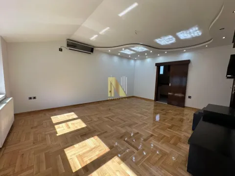Prazna dnevna soba sa parketom i spuštenim plafonom sa rasvetom. - image 3