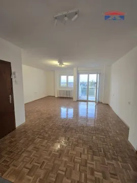 Prazna dnevna soba sa parketom i izlazom na balkon. - image 16
