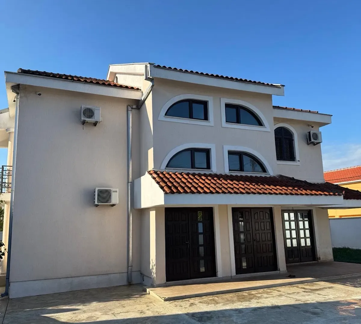 Prodaja, kuća, 340m², Tološi, Podgorica