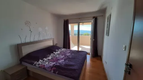 Spavaća soba sa bračnim krevetom i izlazom na terasu. - image 10