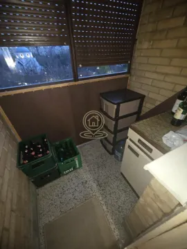 Zastakljeni balkon sa elementima za odlaganje i pogledom na okolinu. - image 22