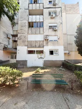 Pogled na zadnju stranu stambene zgrade sa klupom u dvorištu. - image 19