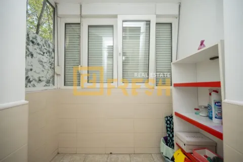 Zastakljena terasa sa policom za odlaganje stvari. - image 9