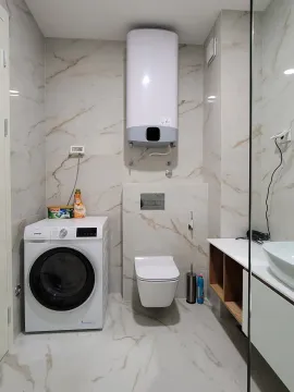 Moderne kupatilo sa tuš kabinom, wc šoljom, umivaonikom i veš mašinom. - image 14