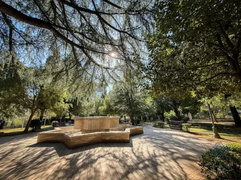 Pogled na park sa fontanom i drvećem u dvorištu. - image 12