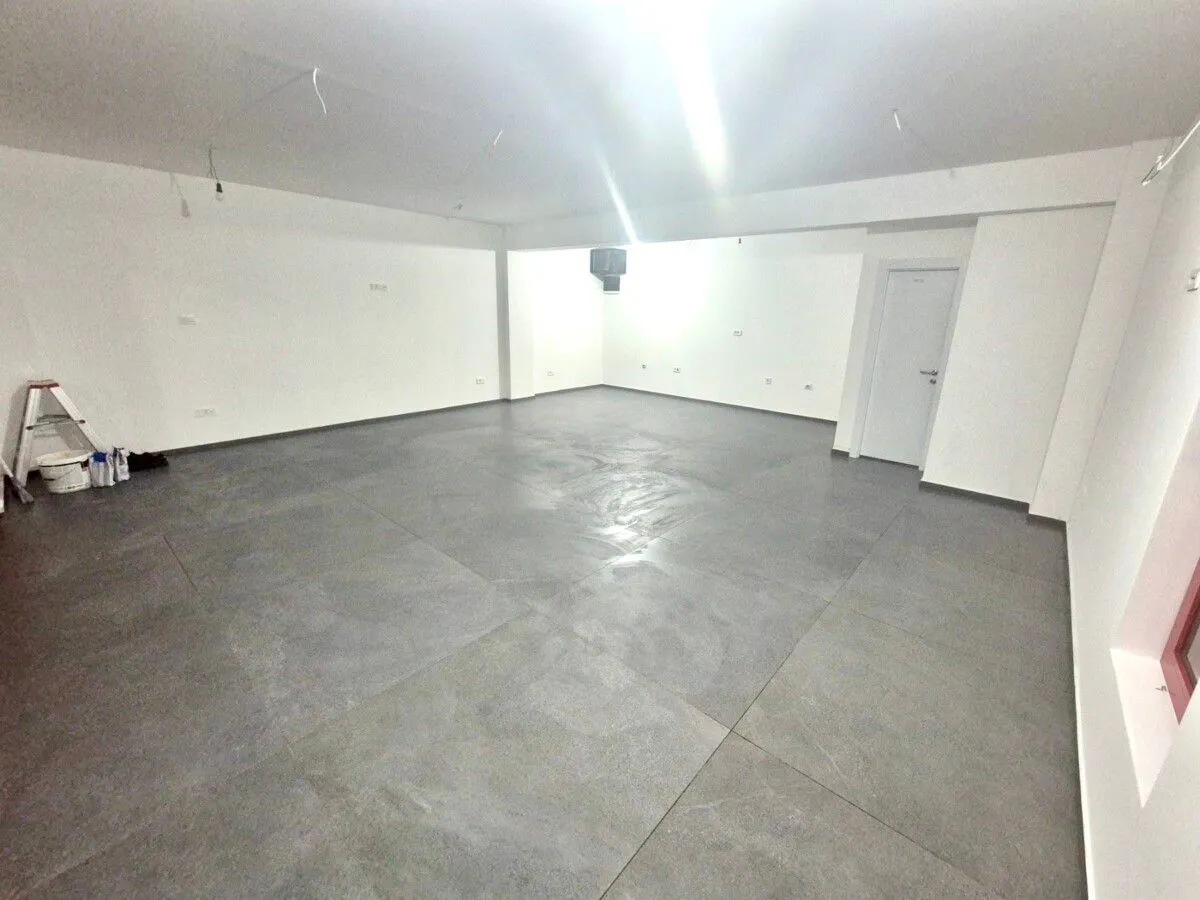 Izdavanje, poslovni prostor, 54m², Momišići, Podgorica