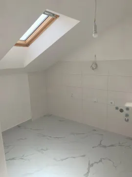 Nekorišćeno kupatilo u potkrovlju sa krovnim prozorem i keramičkim pločicama. - image 6